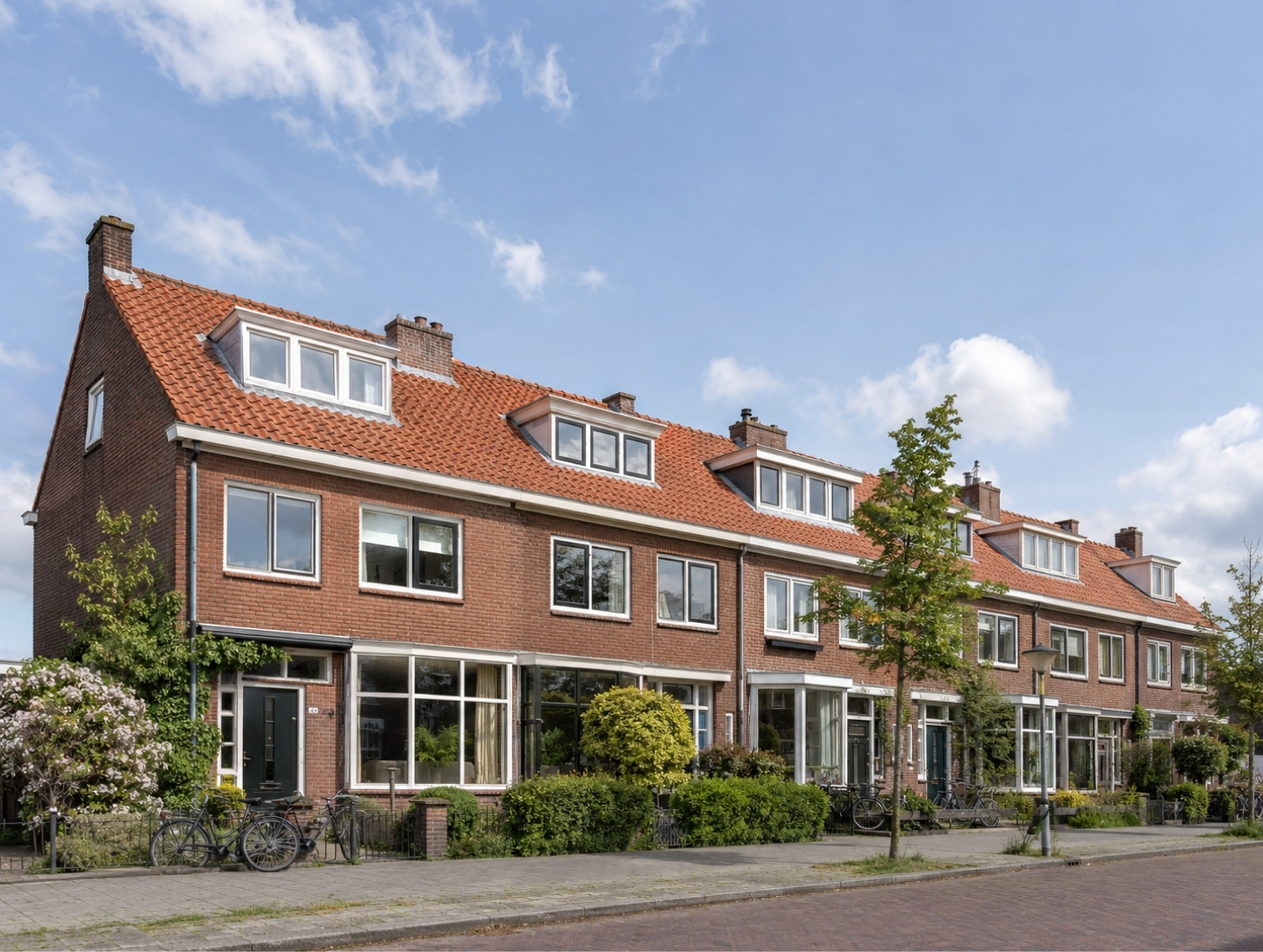Rijtje Nederlandse woningen met een stijgende lijn die de toename van de woningwaarde weergeeft.