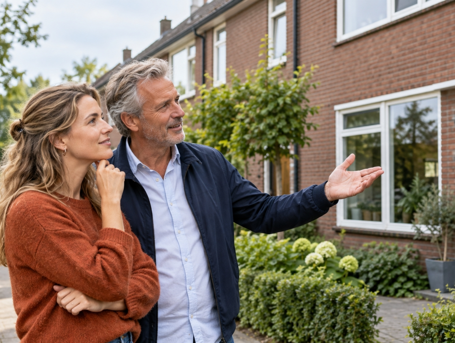 Vader en volwassen dochter bekijken samen een woning.